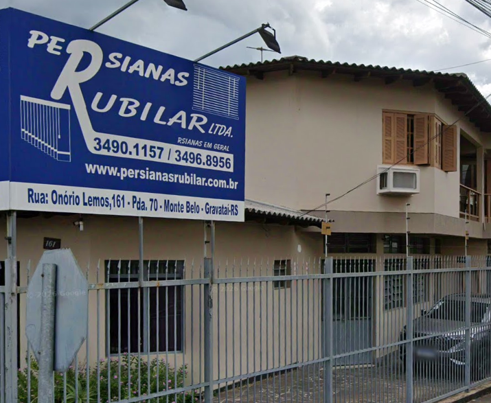 Ambiente corporativo com persianas
